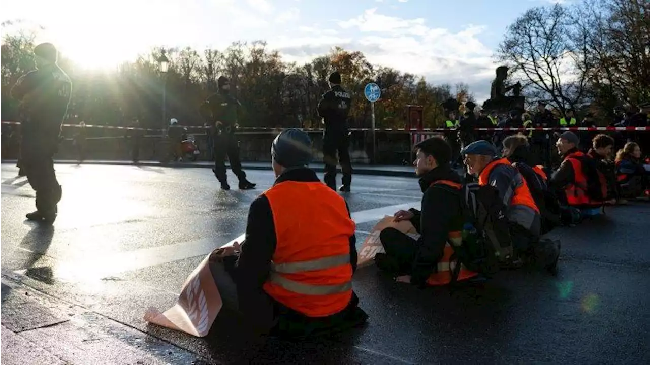 'Letzte Generation' aktuell: Neue Blockaden in Berlin - Video zeigt Blitz-Zugriff der Polizei