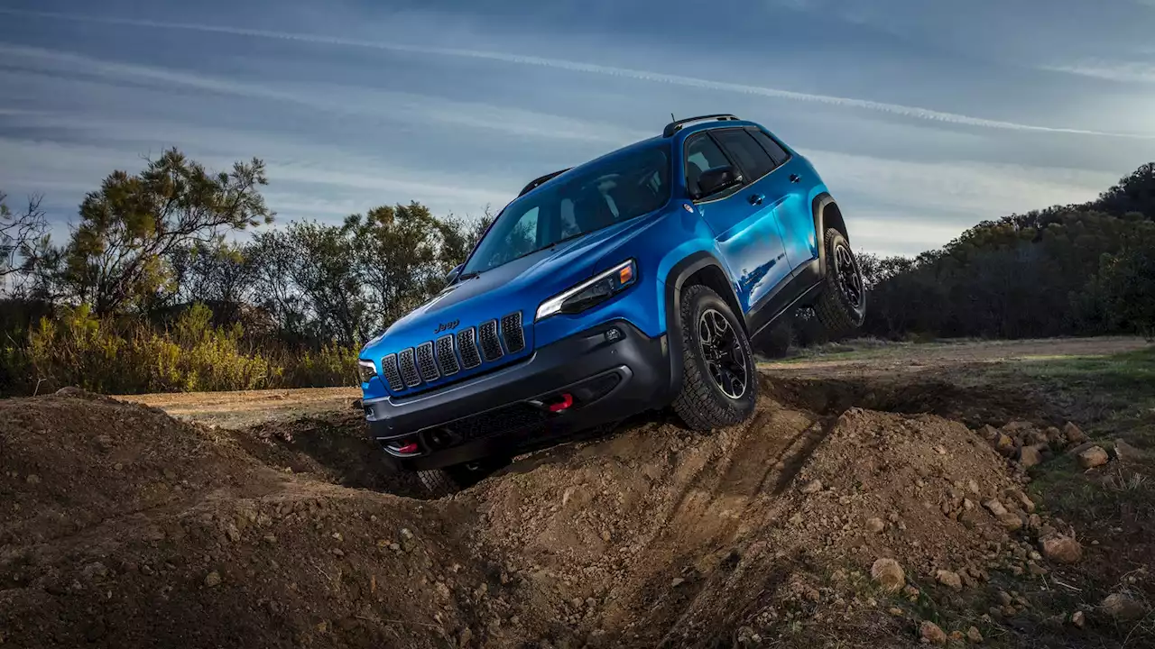 Jeep Nixes the Cherokee SUV's Six for 2023, Along With Two Trim Levels