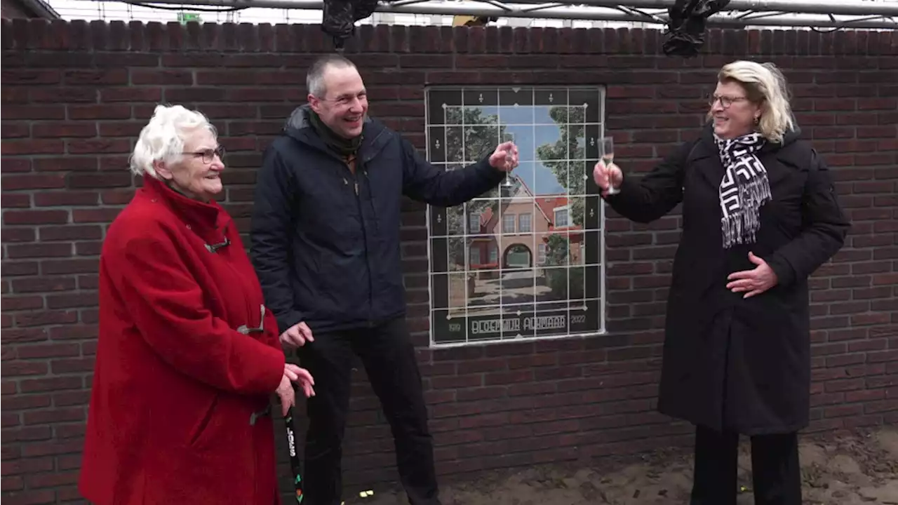 Langstwonende Loes (81) onthult monument in 'haar' Bloemwijk: 'Ik blijf tot het kistje'