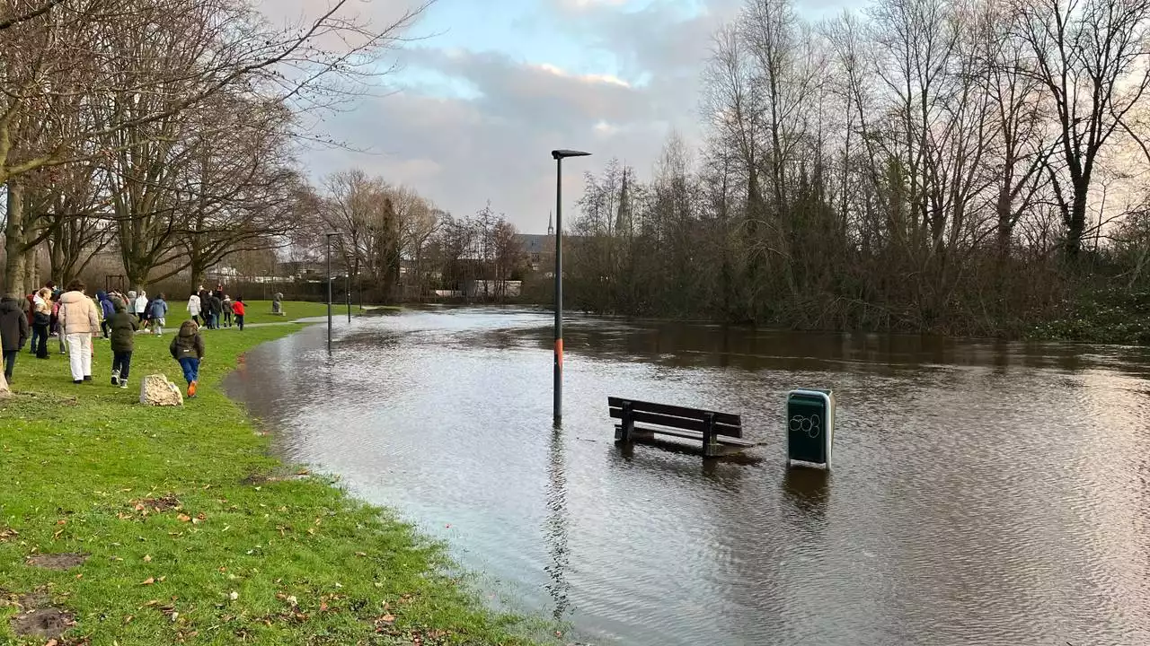 Hevige regen zorgt voor overvolle singels in Breda