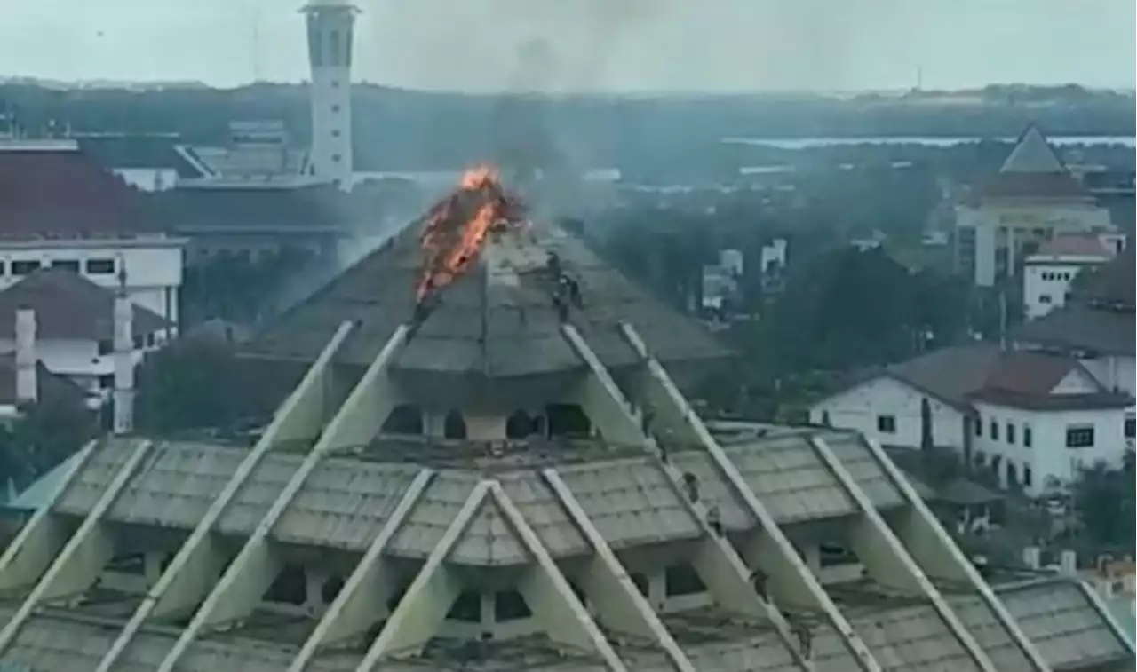 Viral Atap Masjid Raya Batam Center Terbakar Kejutkan Warga