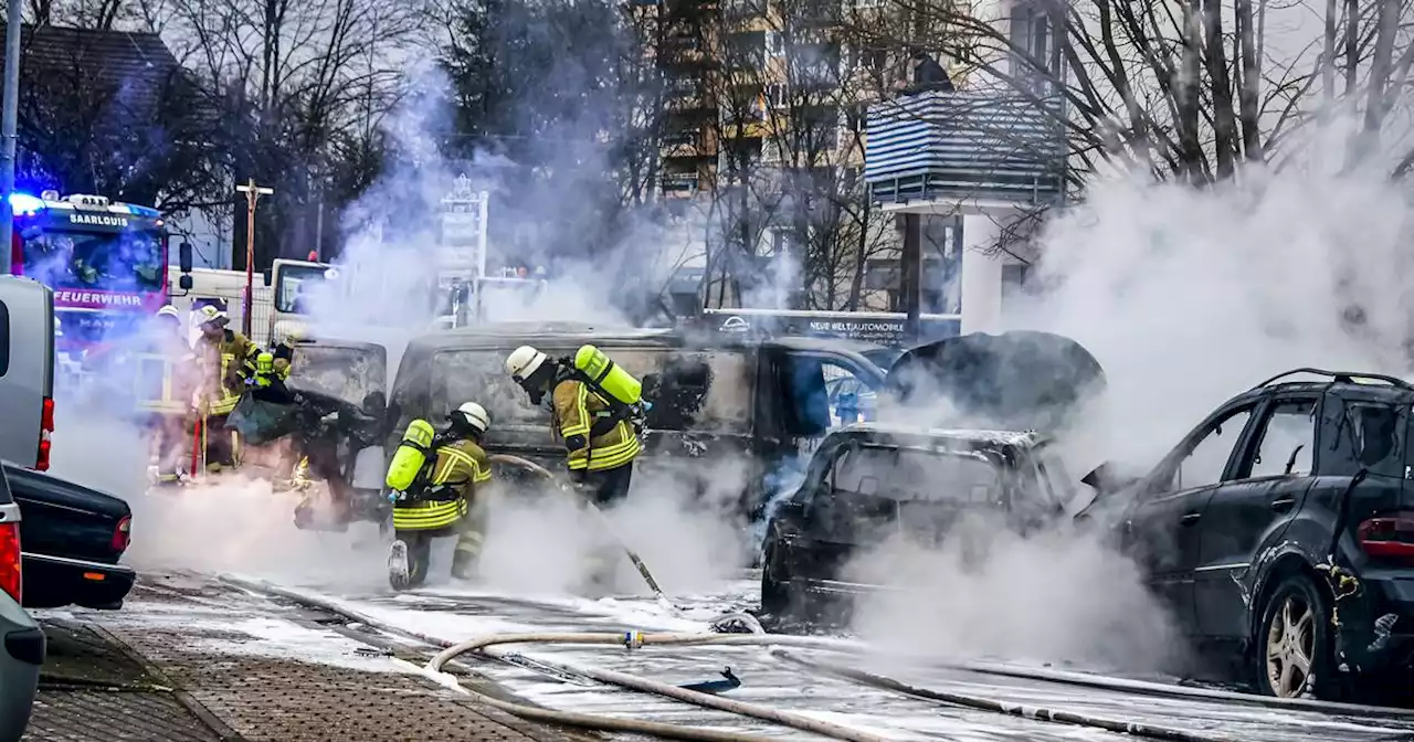 Schüsse und Explosion in Saarlouis: Bewaffneter Überfall auf Geldtransporter: Polizist offenbar von flüchtenden Tätern angefahren (mit Bildern und Video)