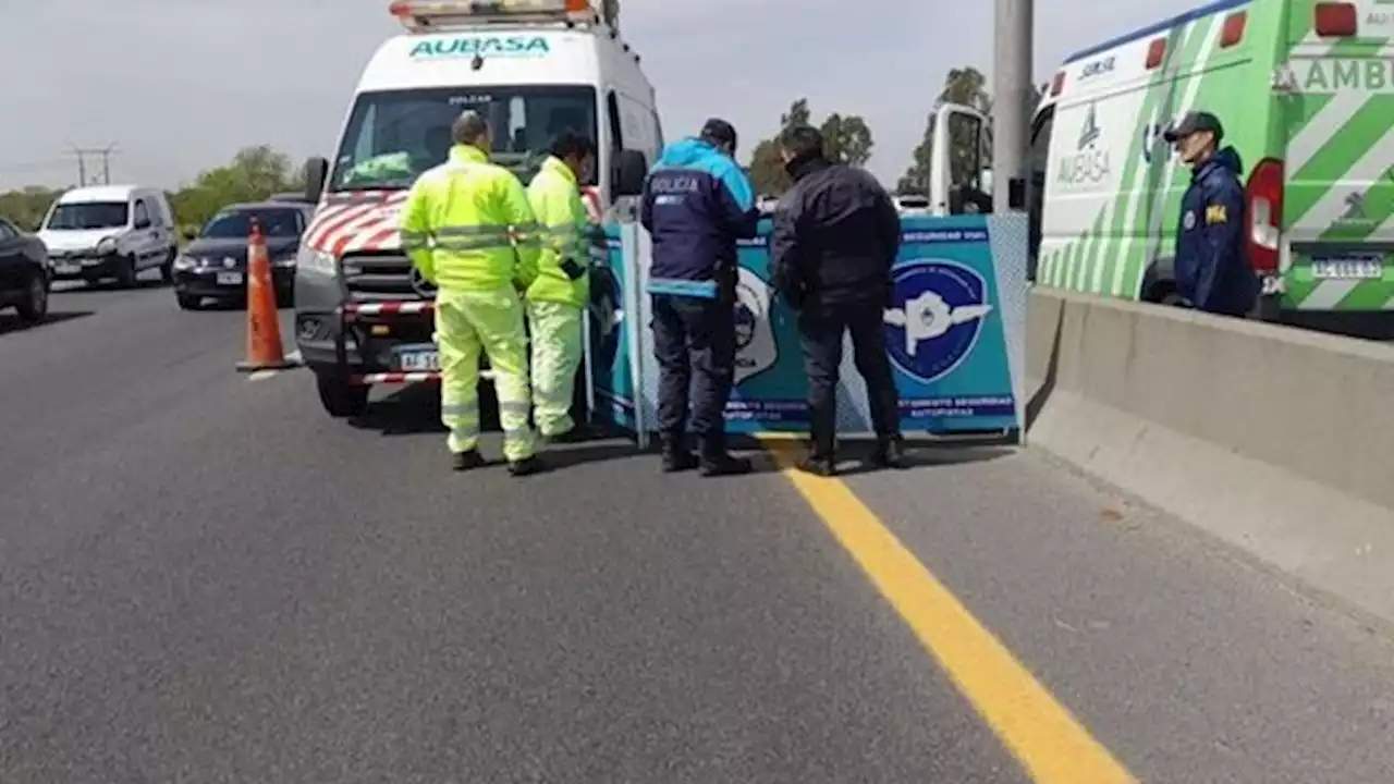 Un hombre y una mujer empezaron a discutir en un auto en la autopista 25 de mayo, se bajaron y murieron atropellados