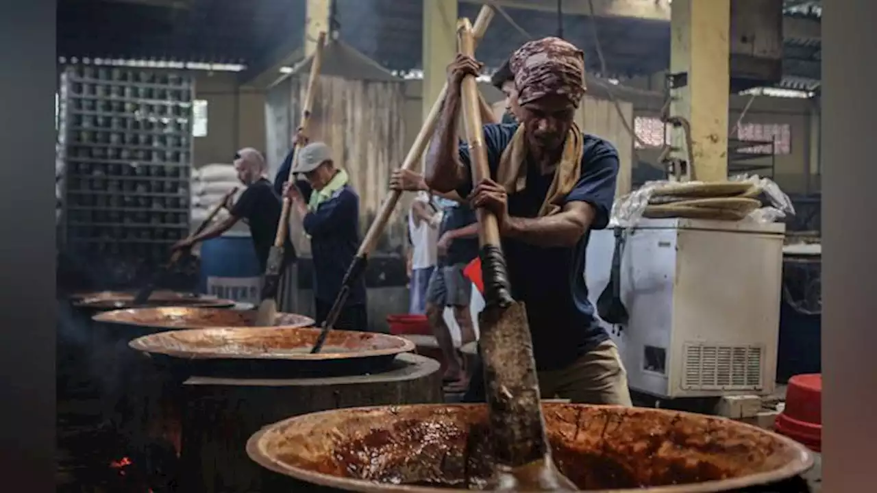 Kesibukan Produsen Dodol dan Kue Keranjang Jelang Imlek