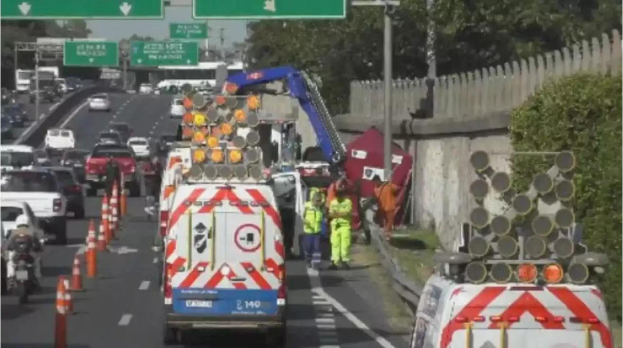 Dos personas se bajaron del auto en la Autopista 25 de Mayo y murieron atropelladas por una combi