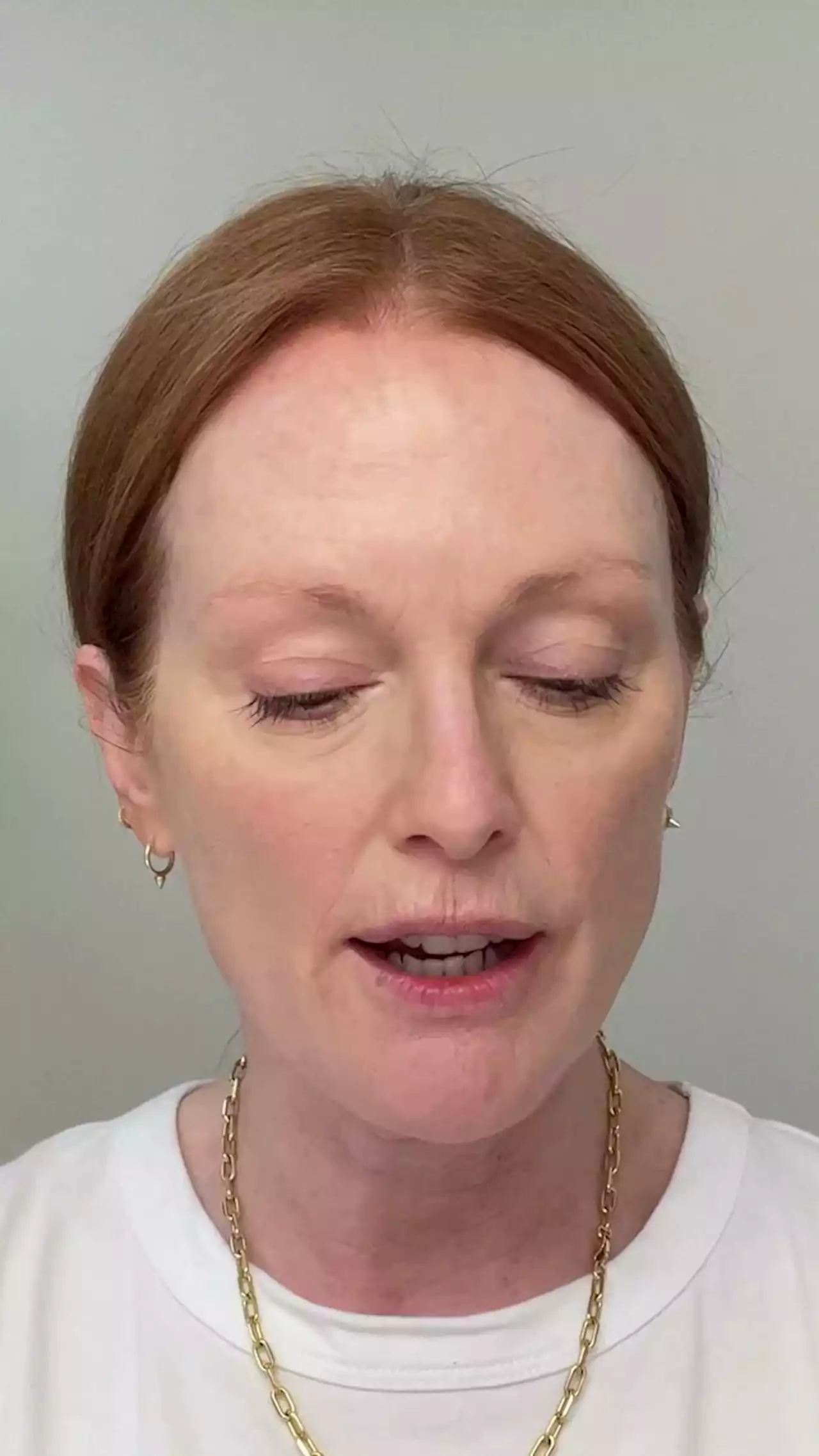 Julianne Moore’s Guide to Softening Fine Lines and Ultra-Flattering Makeup for Redheads