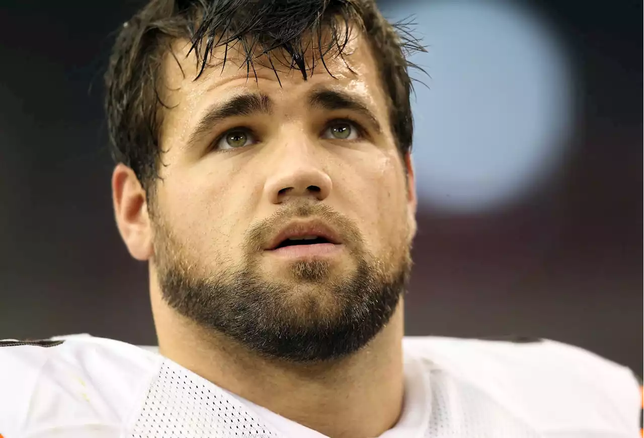 Former NFL RB Peyton Hillis off ventilator after 'saving his family' in swimming accident