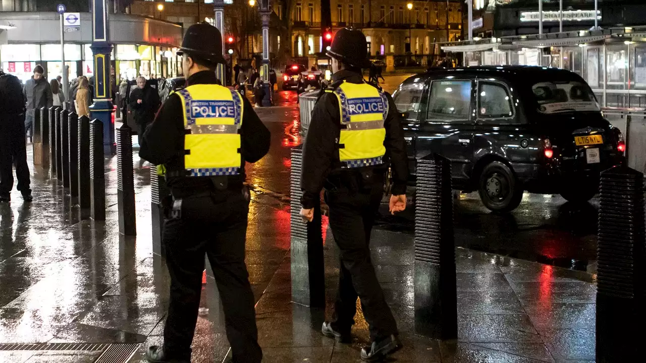 Cuatro mujeres resultan heridas de bala por disparos en un funeral en el centro de Londres