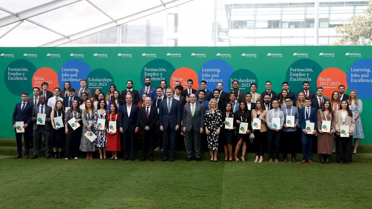 Felipe VI entrega las becas Iberdrola 2022-2023 para apoyar el talento joven y la excelencia