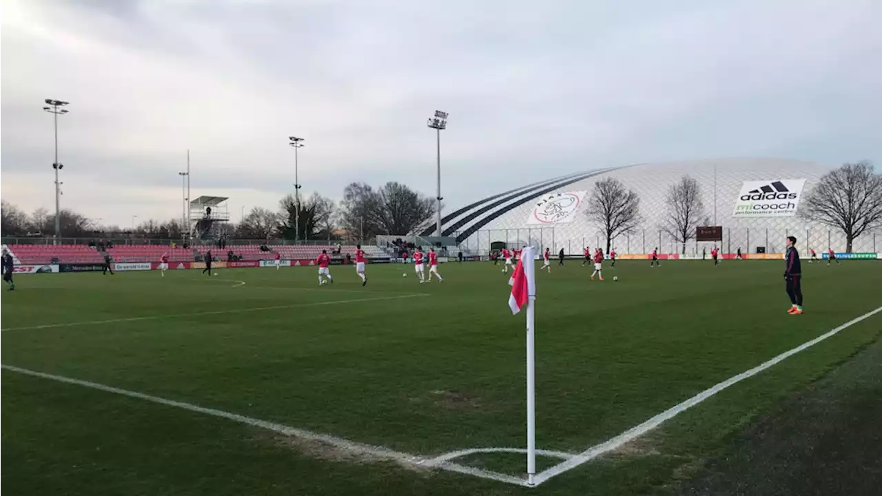 Invaller Jong Ajax moet met schaamrood op de kaken veld al na 30 seconden verlaten