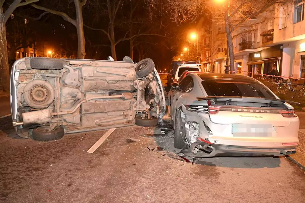 Kreuzberg: Auto kracht in parkenden Porsche und kippt um