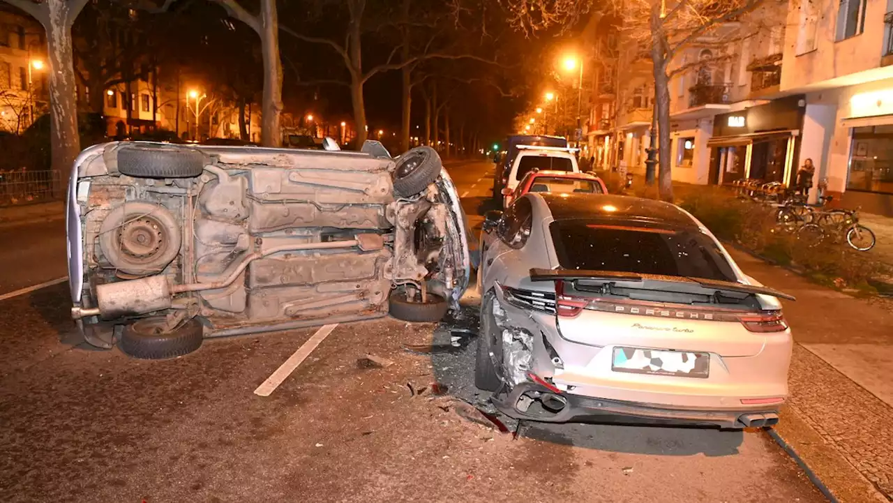 Peugeot kracht in Porsche und kippt um - 2 Verletzte