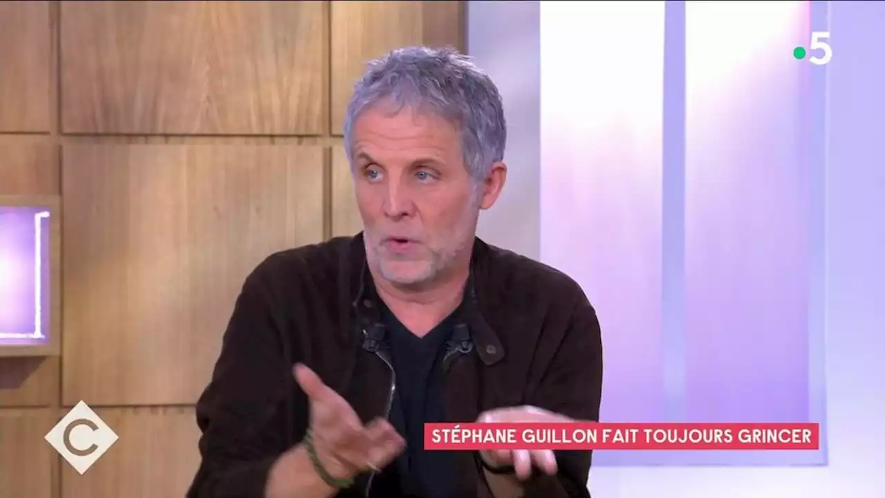 Stéphane Guillon fiancé ? L'humoriste fait une révélation dans C à Vous