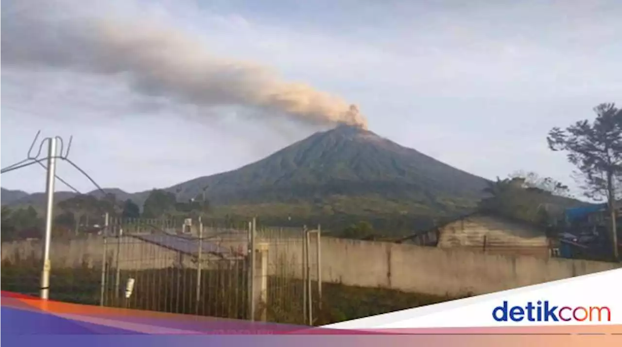 Gunung Kerinci Lontarkan Abu Setinggi 750 Meter ke Arah Sumbar