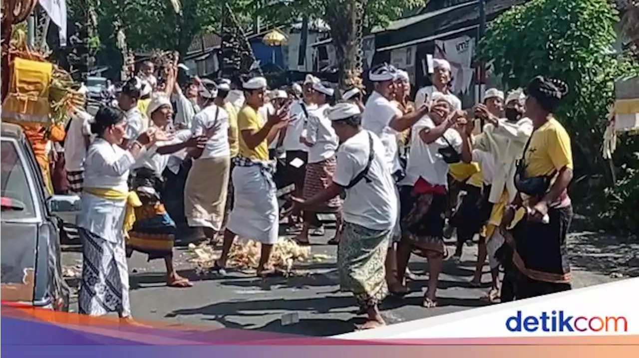 Sorak Sorai Tradisi Mesuryak Saat Kuningan di Bongan, Krama Berebut Uang