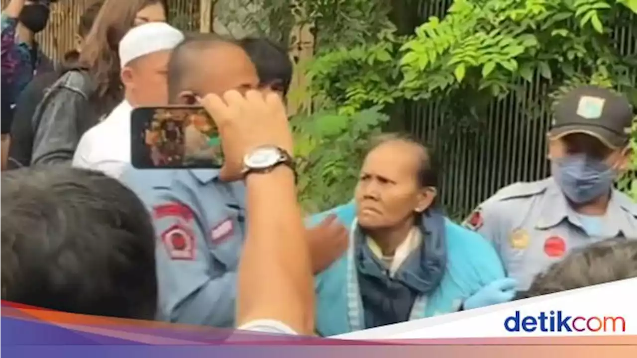 Pekerjaan Ibu Eny yang Tinggal di Rumah Mewah Sebelum Depresi, Bergelar Dra