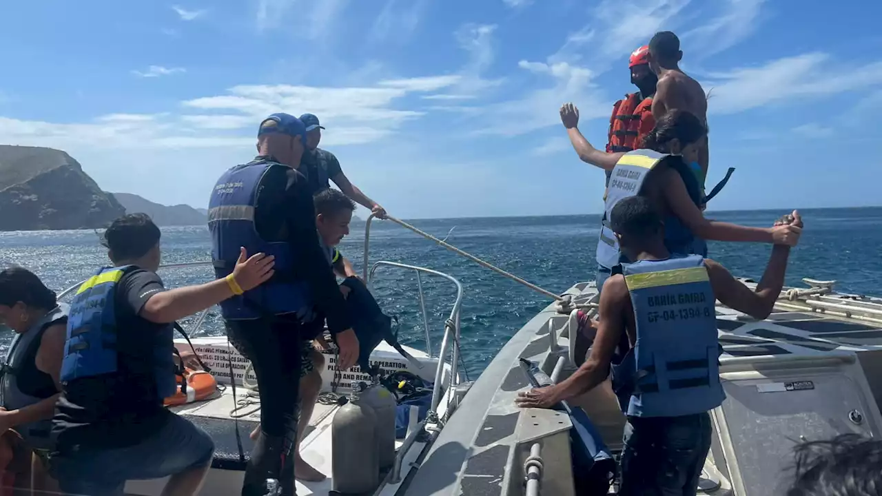 Rescatan a 24 personas en embarcación averiada en playas de Santa Marta