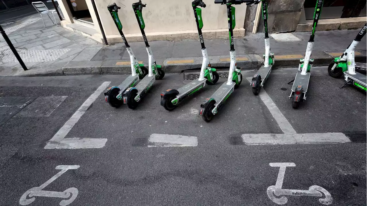 Les Parisiens vont être appelés à se prononcer pour ou contre l'interdiction des trottinettes en libre-service, annonce Anne Hidalgo