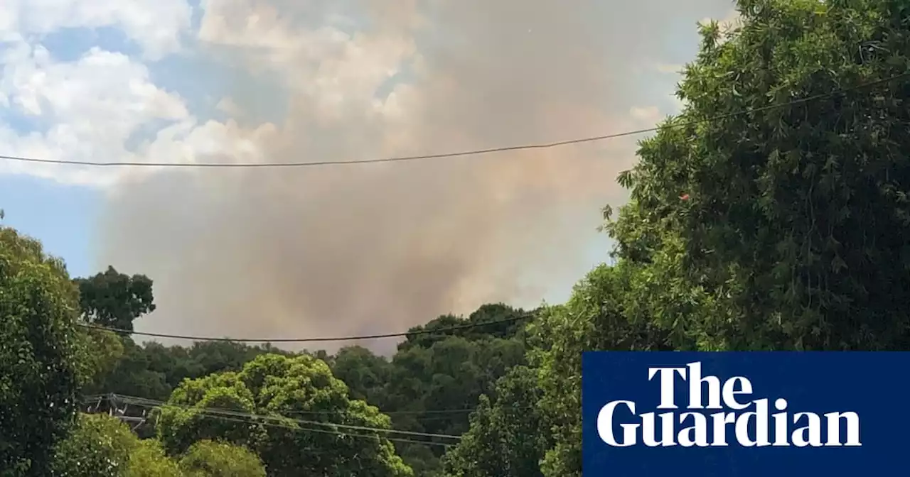 Firefighters battle blaze in Adelaide Hills as residents of Montacute advised to take shelter