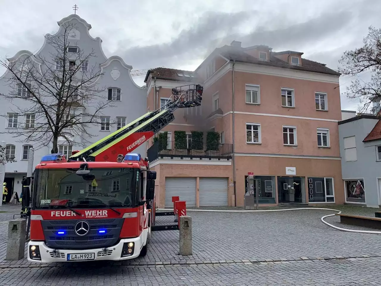 Brand in Landshut: Mutter und Kind retten sich aus verrauchtem Gebäude - idowa