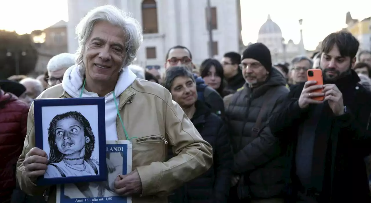 Emanuela Orlandi, il fratello Pietro al sit in per il mistero iniziato 40 anni fa: «Vanno sentiti il cardinale Bertone e padre Georg»