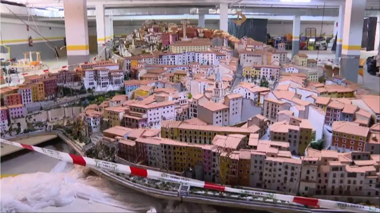 Un hombre levanta en miniatura todo el casco antiguo de Cuenca en un garaje