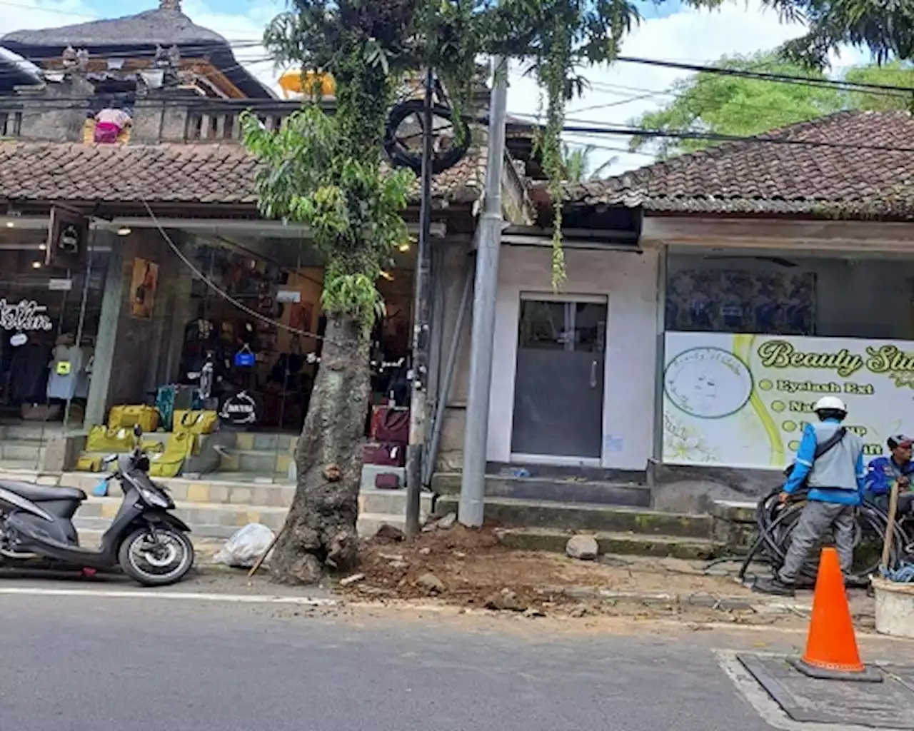 Sempat Viral, Tiang PLN di Tengah Trotoar Ubud Akhirnya Dipindahkan