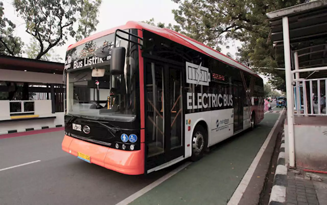 Transjakarta Masih Evaluasi Penyebab Busnya Mogok di Tengah Rel Kereta