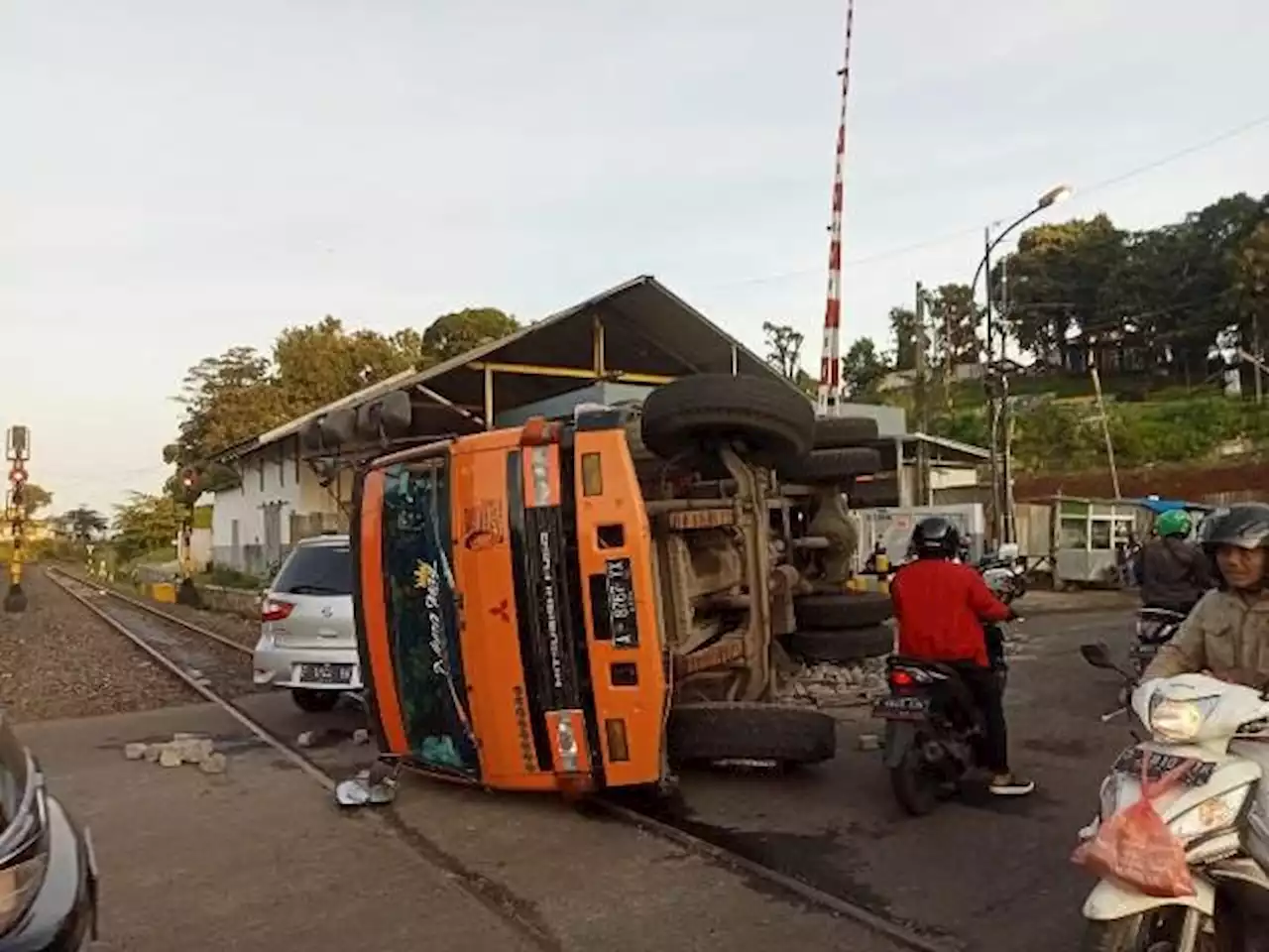 Polisi Ungkap Penyebab Truk Pengangkut Bahan Bangunan Terguling di Bogor