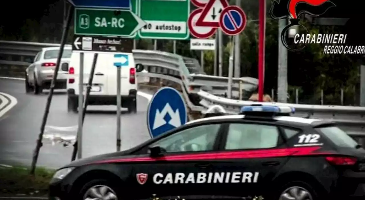 Agguato al distributore di benzina, morto un uomo: Massimo, 50 anni, ucciso a colpi di pistola