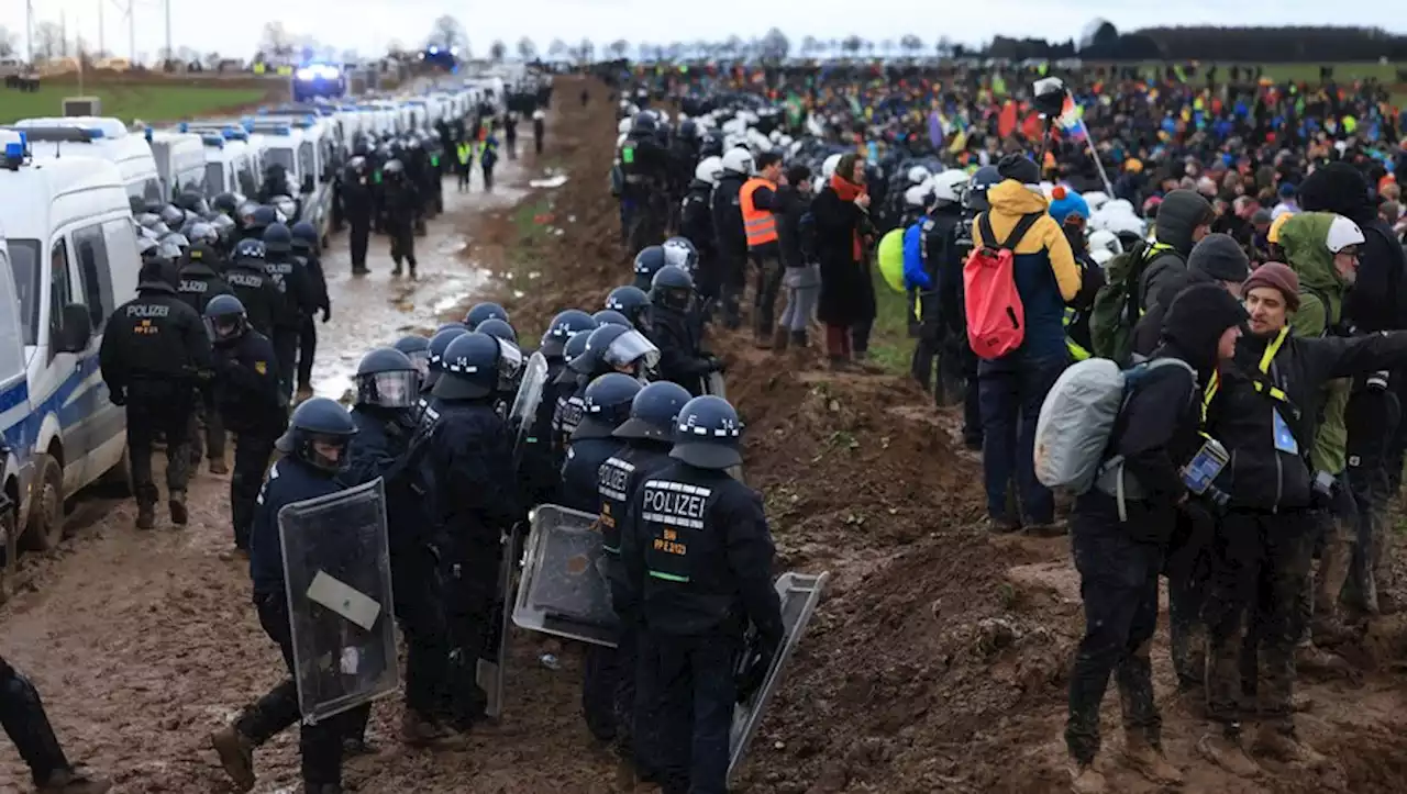 Allemagne : les images des heurts entre les policiers et les milliers de manifestants anticharbon, à Lützerath