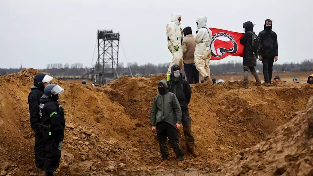 Cameraploeg PowNed belaagd bij protest in Lützerath