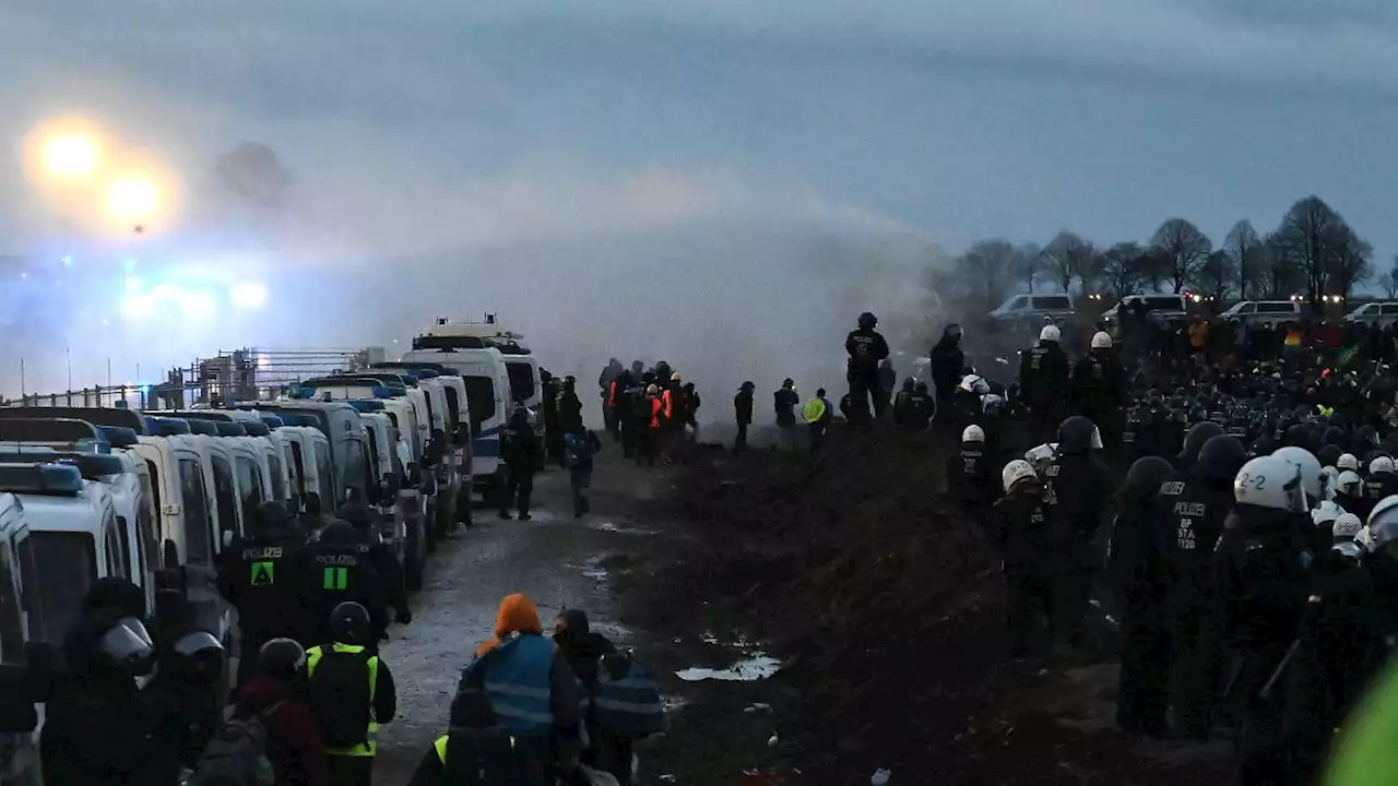 Polizei hält Demonstranten mit Gewalt von Lützerath fern