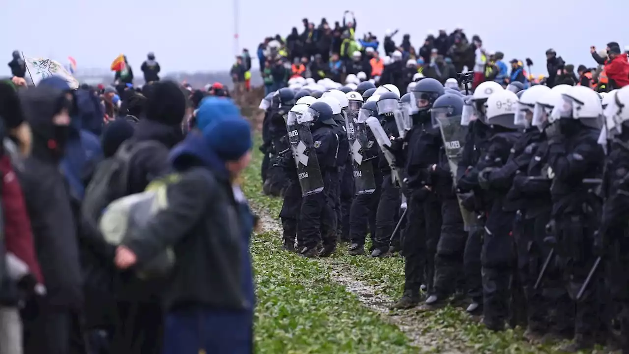 Polizei setzt Wasserwerfer gegen Lützerath-Demonstranten ein