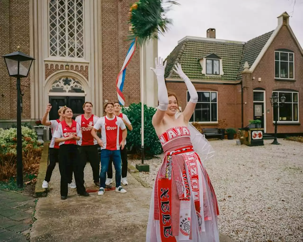 Liz (22) maakte een trouwjurk van Ajaxsjaals: ‘Als symbool voor de liefde tussen de club en supporters’