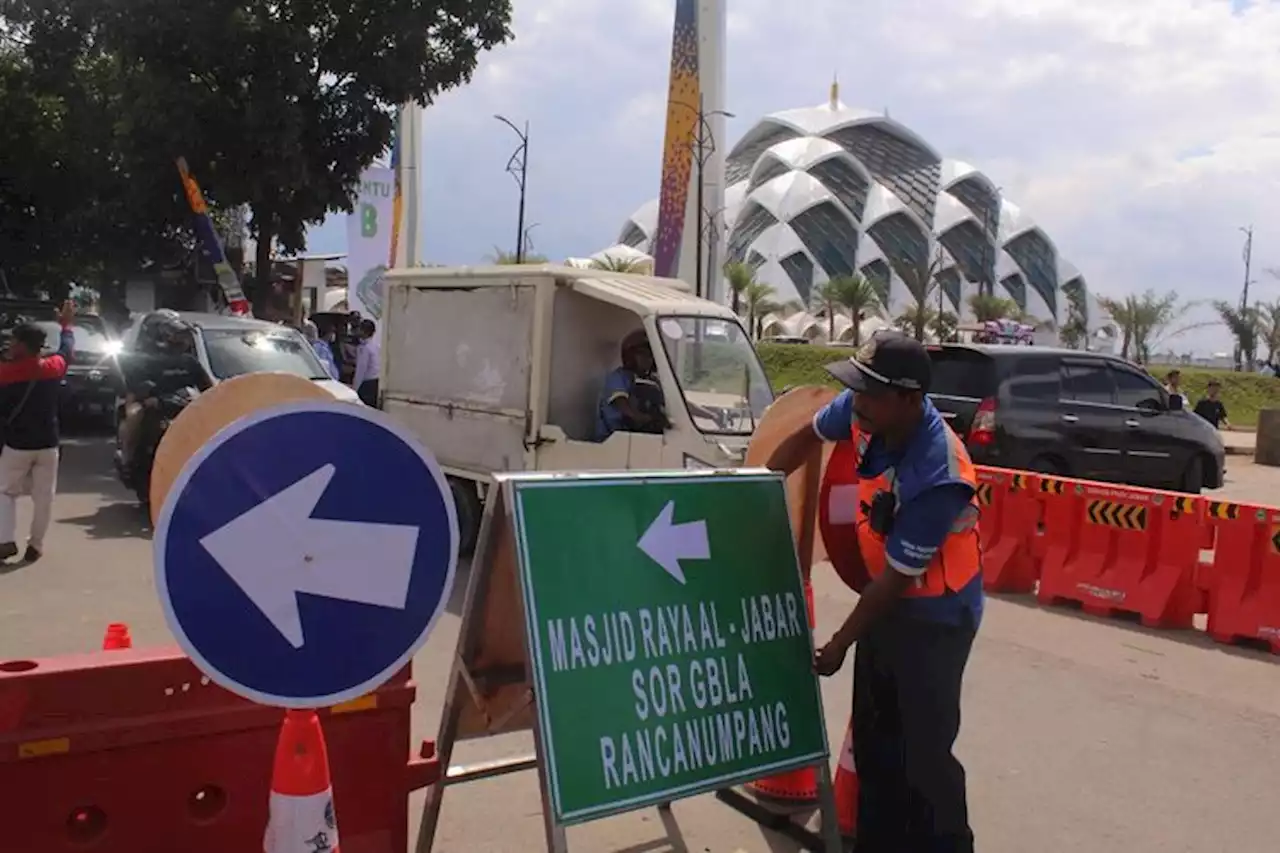 Rekayasa Lalu Lintas Dievaluasi, Parkir dan PKL di Masjid Al Jabbar Bandung Ditata - Pikiran-Rakyat.com