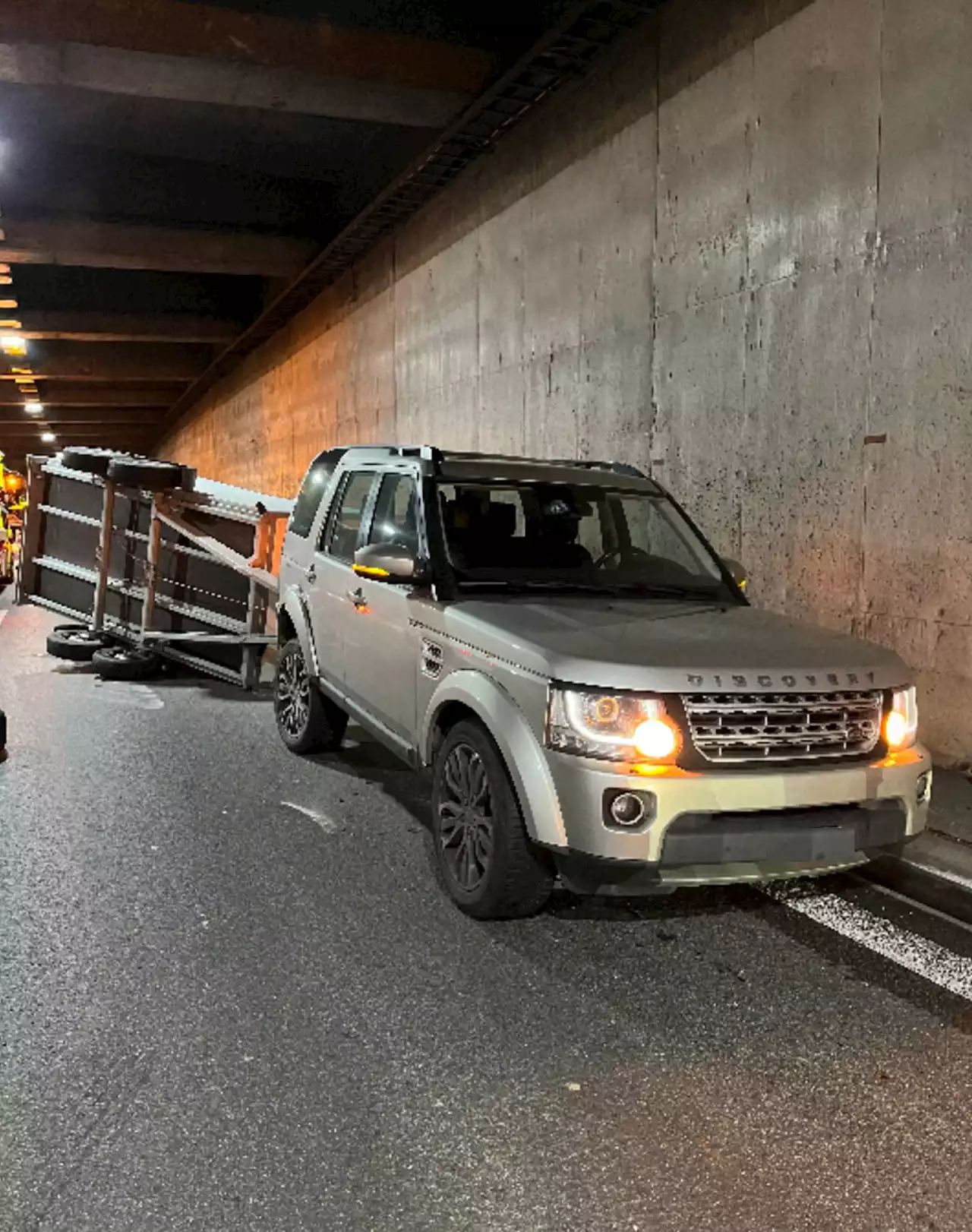 Autobahn A2 / Muttenz BL: PW-Lenker (48) verursacht Selbstunfall in Autobahntunnel