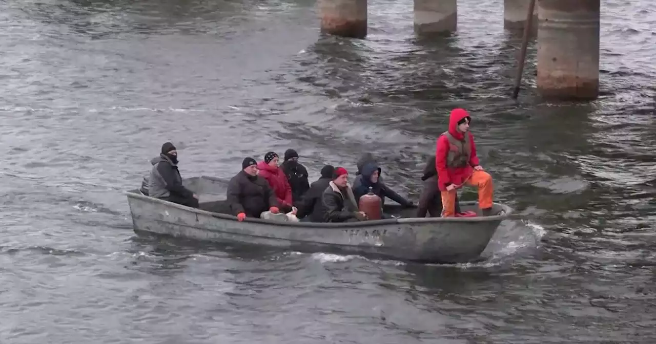 A Kharkiv il ponte è distrutto: un 15enne traghetta le persone al di là del fiume