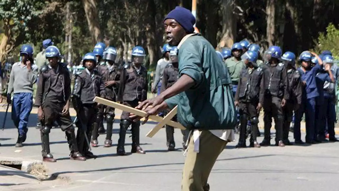 Zimbabwe police arrest 25 opposition members ahead of presidential election - SABC News - Breaking news, special reports, world, business, sport coverage of all South African current events. Africa's news leader.