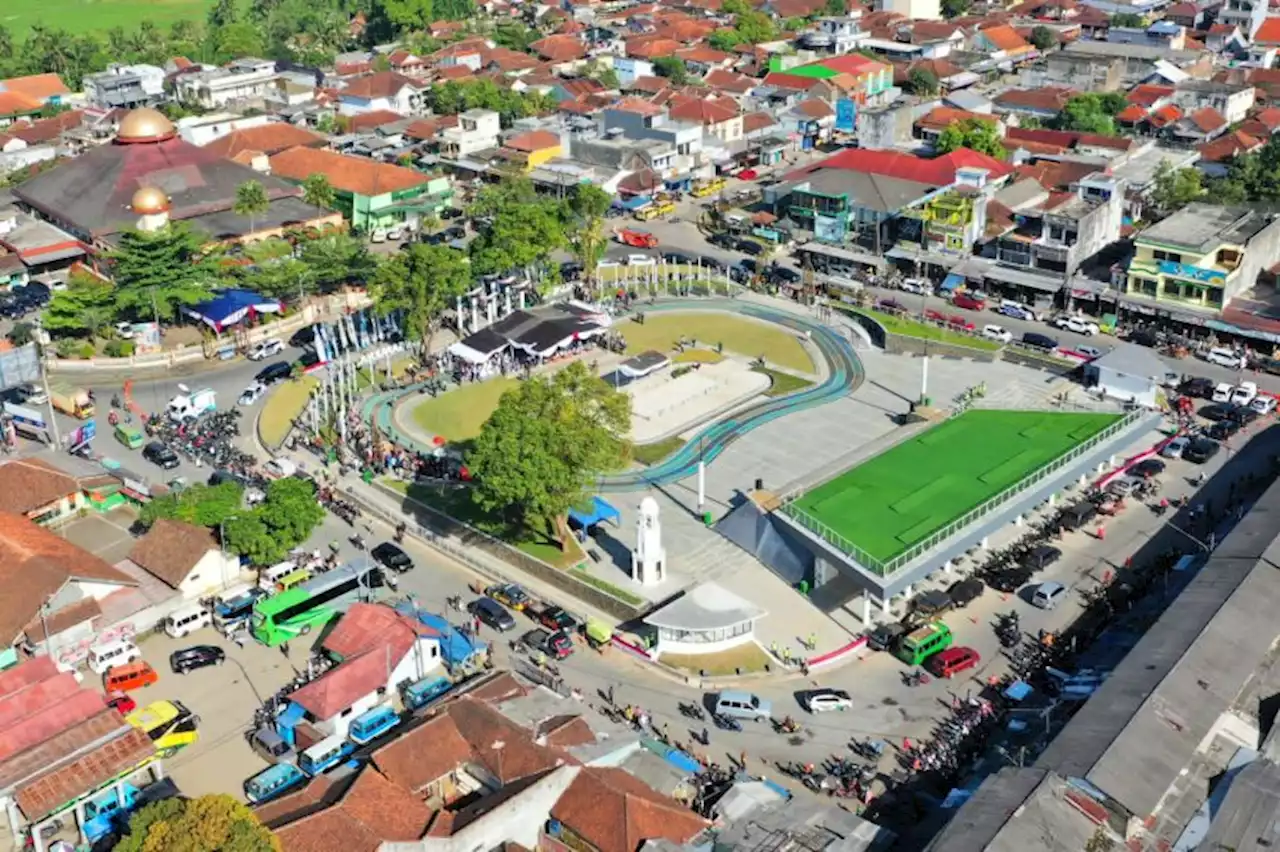 Ridwan Kamil Sulap Alun-alun Singaparna dari Kumuh Jadi Terlihat Indah