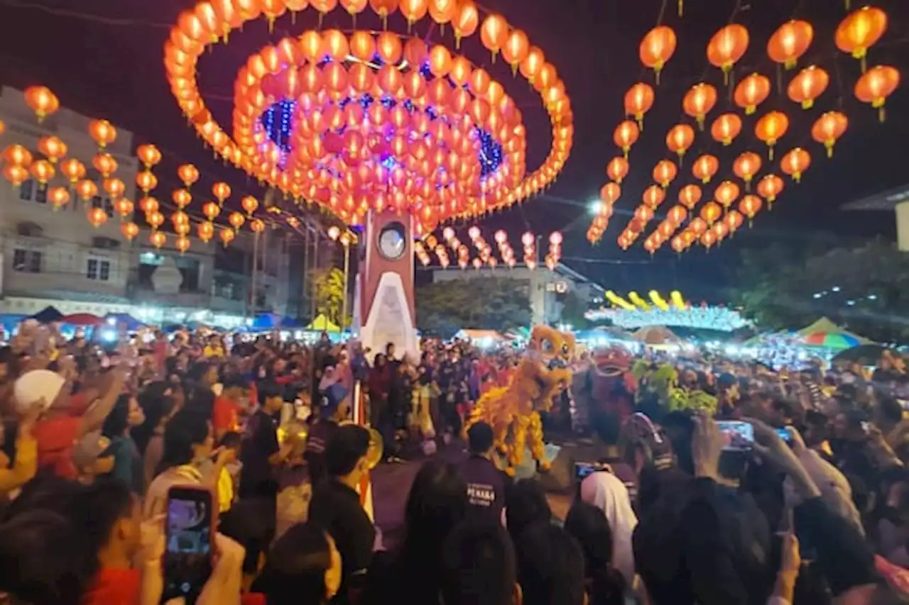 Kawasan Pasar Gede Solo Jadi Lautan Manusia, Ada Barongsai sampai Sulap