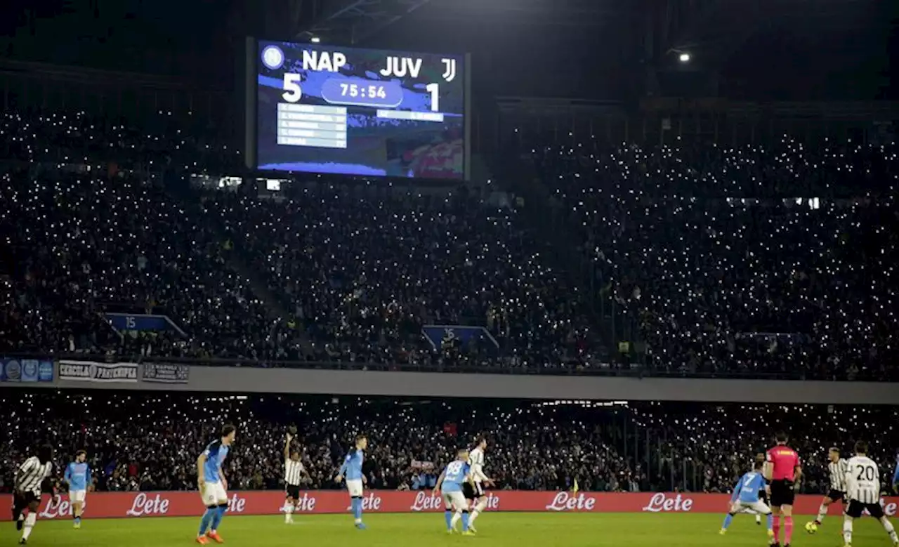 Soccer-Napoli humiliate Juventus 5-1 in top-of-the-table clash