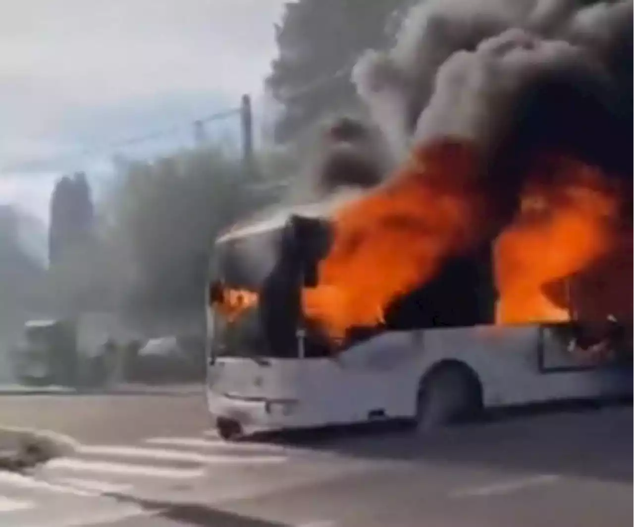 La vidéo impressionnante d’un autocar scolaire ravagé par le feu dévalant les rues de Nîmes