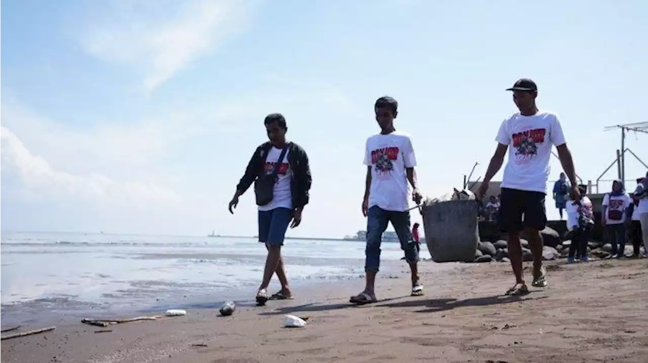 Relawan Ganjar Gandeng Milenial Bersih-bersih di Pantai Sari Pekalongan - Tribunnews.com