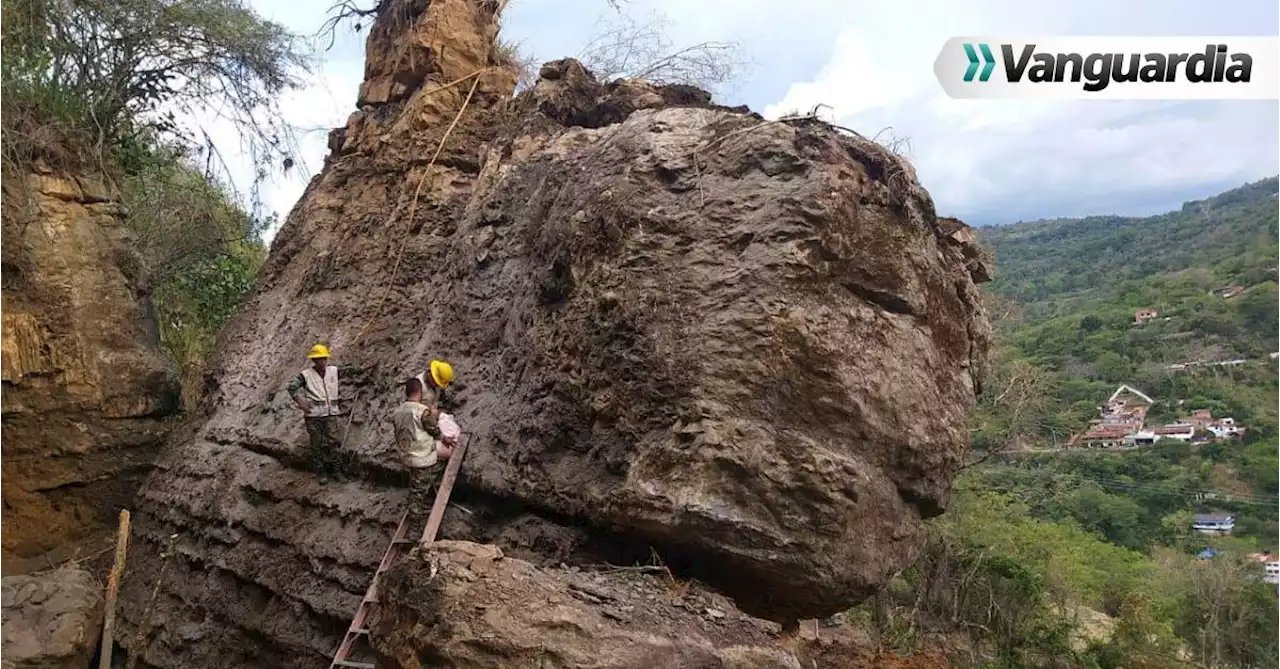 Video: Así fue la implosión de roca que amenazaba con caer sobre vía Bucaramanga - Bogotá