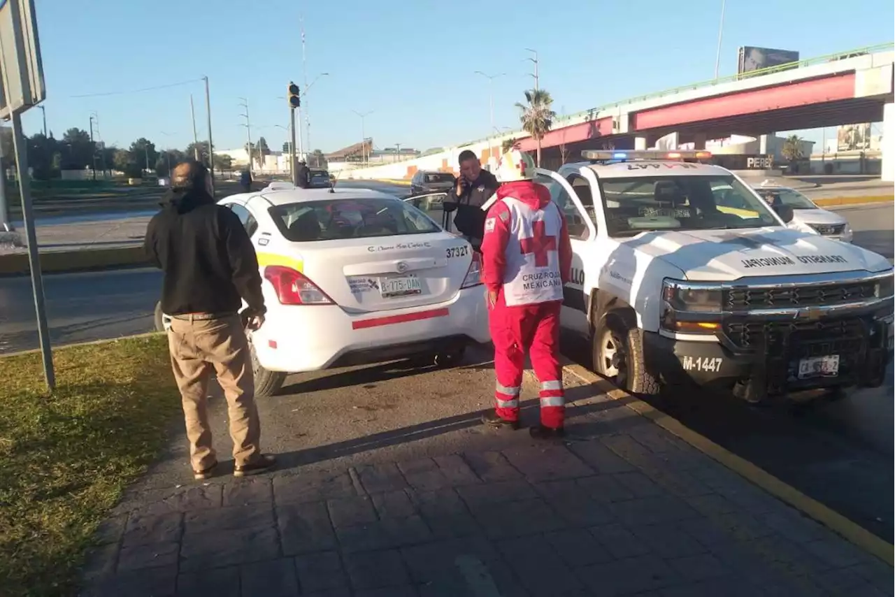 Quita derecho de paso y choca a taxista en periférico LEA de Saltillo; conductor huye