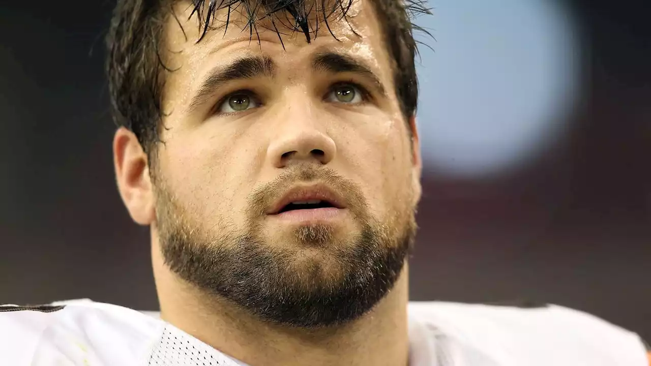 Former NFL RB Peyton Hillis off ventilator after 'saving his family' in swimming accident