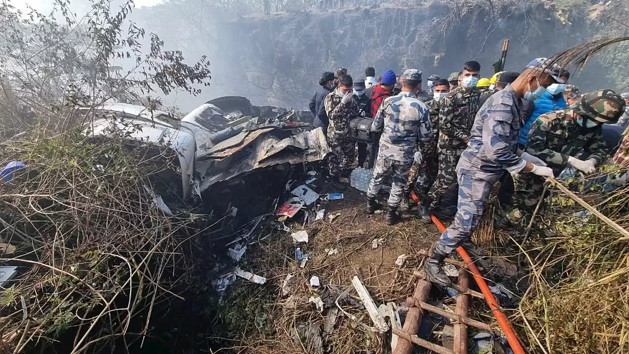 Al menos 40 muertos al estrellarse un avión con 70 pasajeros en Nepal