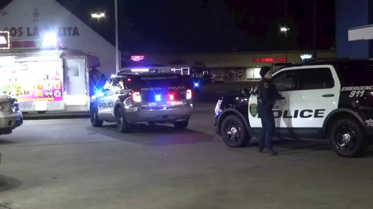 Man and woman shot while getting food from taco truck in southwest Houston, police say