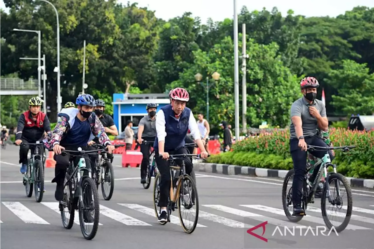 Presiden Jokowi bersepeda di kawasan CFD Sudirman-Thamrin Jakarta